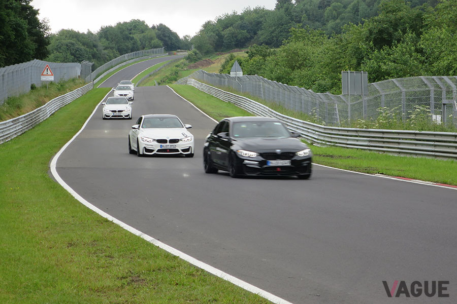 Schwedenkreuz。240km／hくらい出る。軽くジャンプするが、5台目の位置で着地からブレーキングして5速に落として5kmの看板から軽くアクセルを踏みながら下り左コーナーに入る。ニュルの地図上の距離とツーリステンファルテン用の距離看板は2kmの差がある