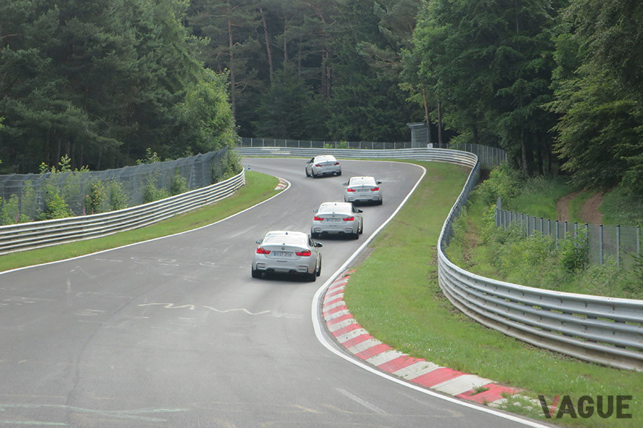 Karussellのあと、ホーエアハトに向かうS字の始まり。右側の白赤縁石のあとの黒い縁石から左ターン。出口はカント（横断方向の路面傾斜）が緩くなりアウト側に出やすいので注意