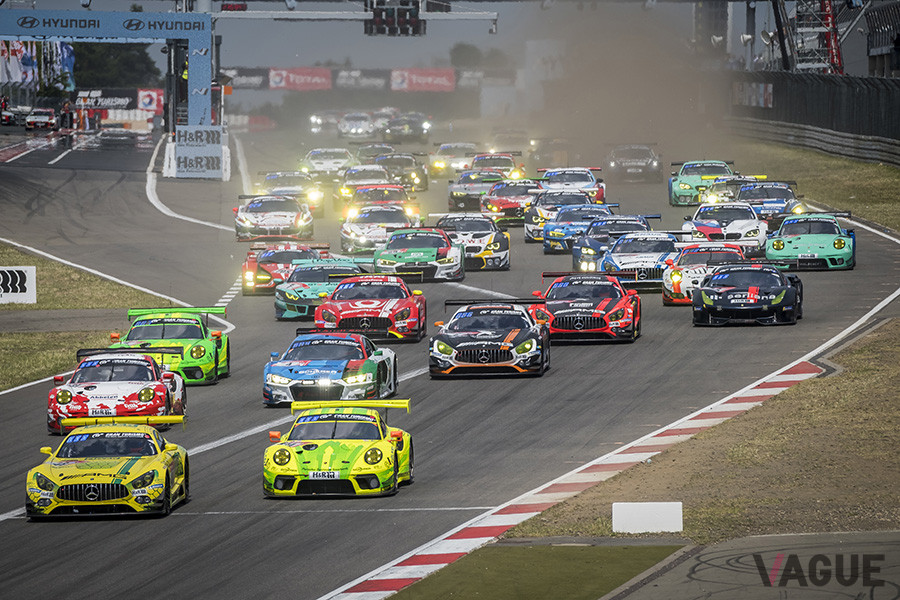 ニュルブルクリンク24時間耐久レースのスタートシーン