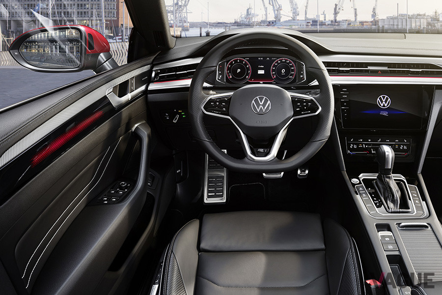 VW改良新型「アルテオン」R-Lineのインパネ