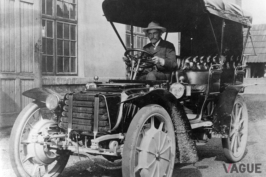 1903年、ローナーポルシェの「ハイブリッド」ツーリングカーを運転するフェルディナント・ポルシェ