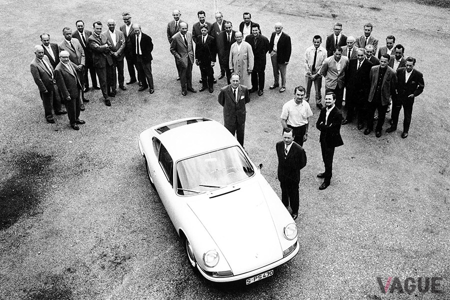 1965年に撮影された写真。中央に見える白いシャツがフェルディナント・ピエヒ。当時ポルシェ911開発部門の責任者だった