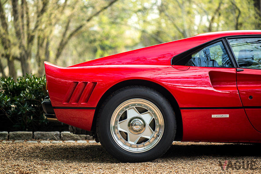 跳ね上がったテールと3本のスリットが、288GTOであることをアピール（C）2020 Courtesy of RM Sotheby's