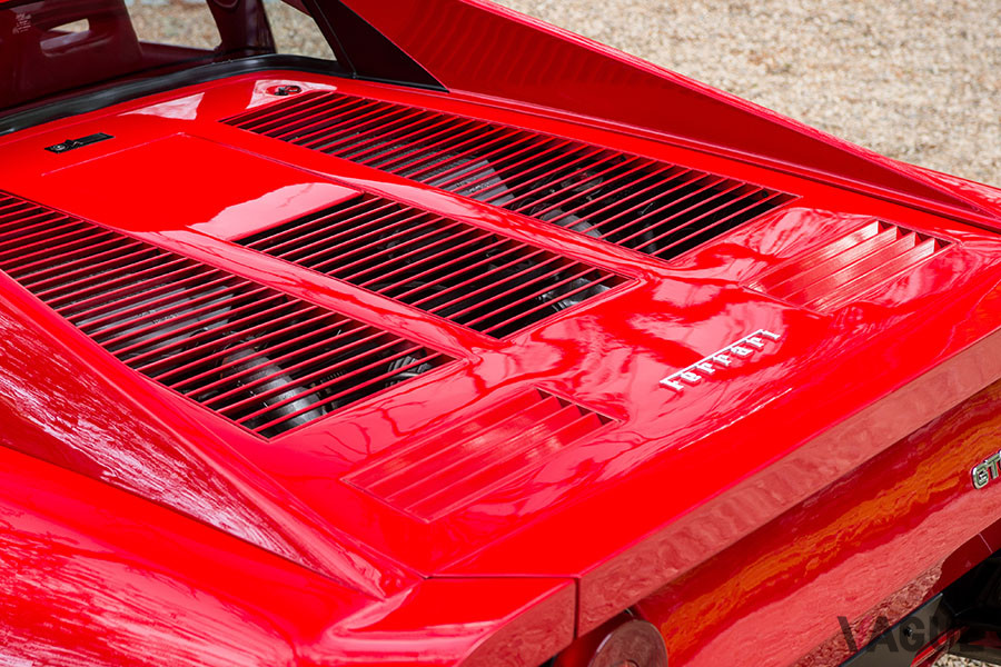 エンジンフードの下には、2855ccのV型8気筒DOHCターボエンジンが収まっている（C）2020 Courtesy of RM Sotheby's