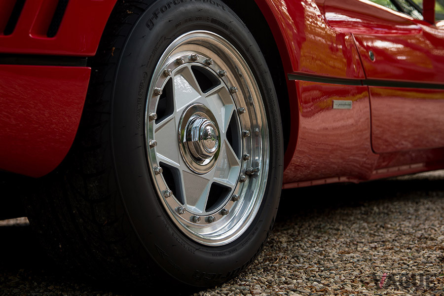 リアのタイヤサイズは、265／50VR16（C）2020 Courtesy of RM Sotheby's