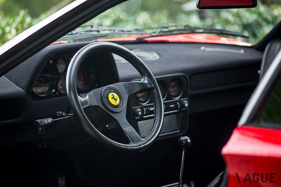 ステアリングはシンプルなモモ製3本ホイールだ（C）2020 Courtesy of RM Sotheby's