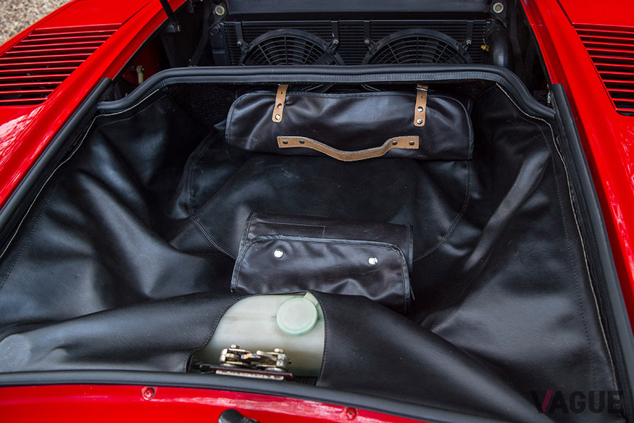 フロントのフードを開けると、荷物が多少積めるようになっている（C）2020 Courtesy of RM Sotheby's