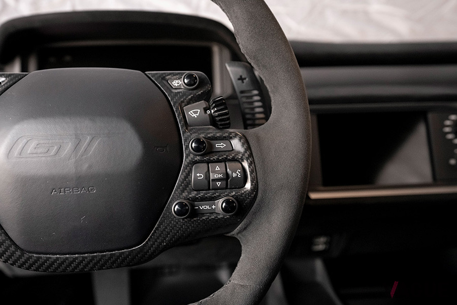 ステアリングから手を離さずに、ウォッシャーやワイパーを操作できる（C）2020 Courtesy of RM Sotheby's
