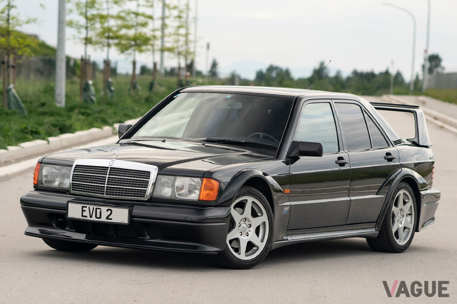 オーバーフェンダーに大きなリアウイングが特徴的だった「190E 2.5-16エボリューション2」（C）2020 Courtesy of RM Sotheby's