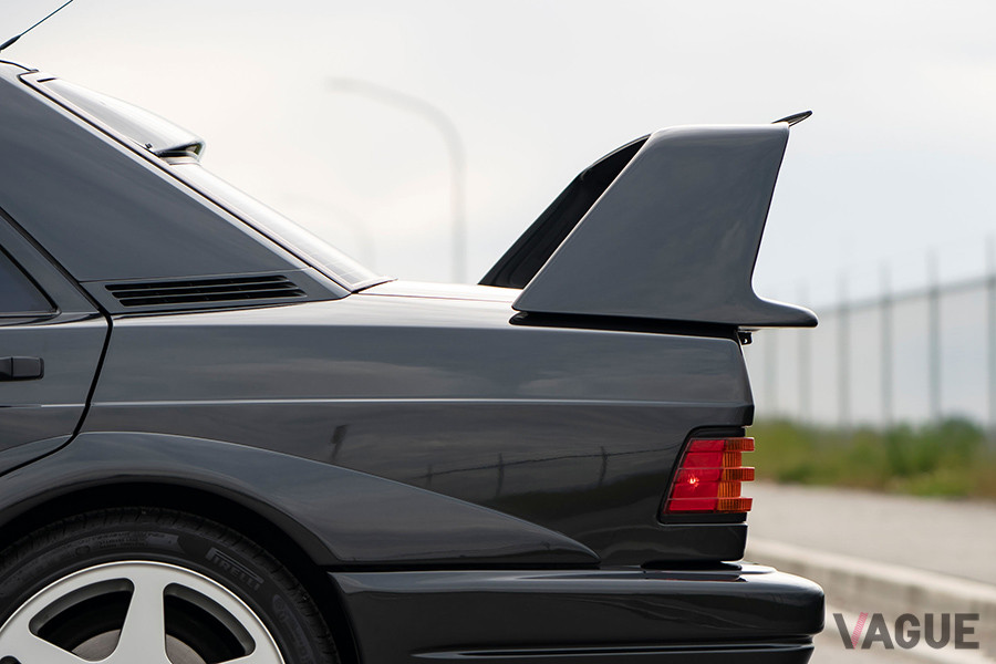 「190E 2.5-16エボリューション2」の最大の外観上のポイントとなるリアウイング（C）2020 Courtesy of RM Sotheby's