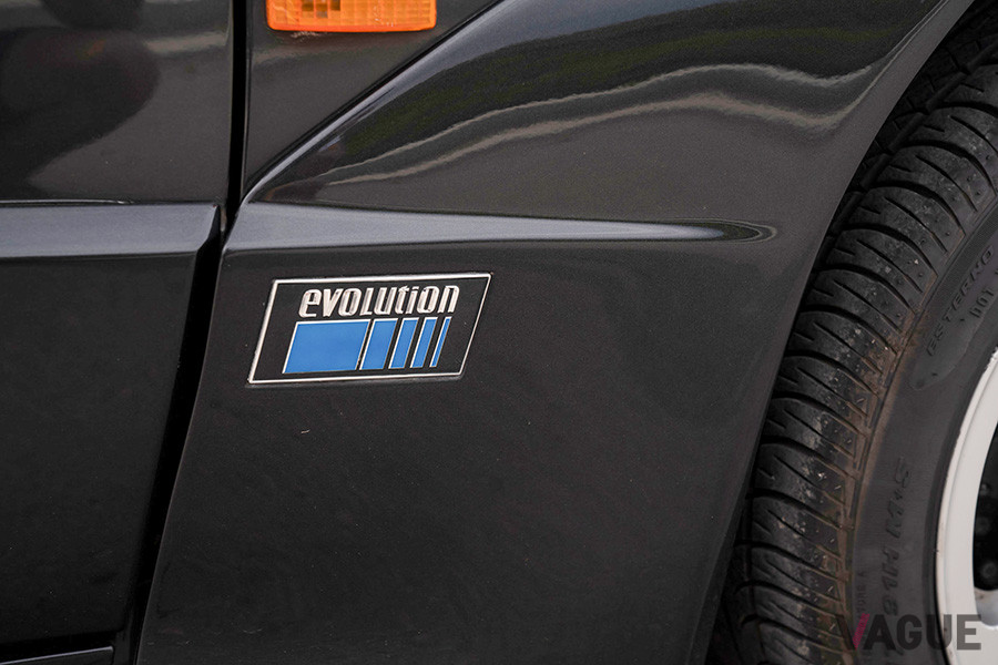 フロントフェンダーに、「evolution」のエンブレムが奢られる（C）2020 Courtesy of RM Sotheby's
