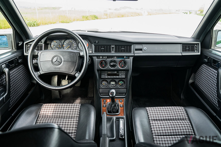 「190E 2.5-16エボリューション2」のコックピット（C）2020 Courtesy of RM Sotheby's