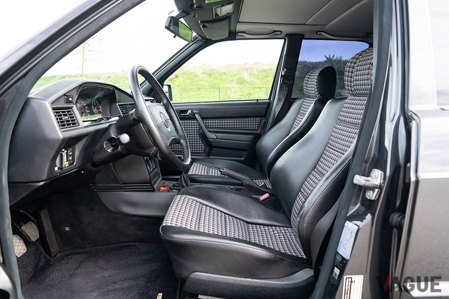 「190E 2.5-16エボリューション2」のフロントシート（C）2020 Courtesy of RM Sotheby's