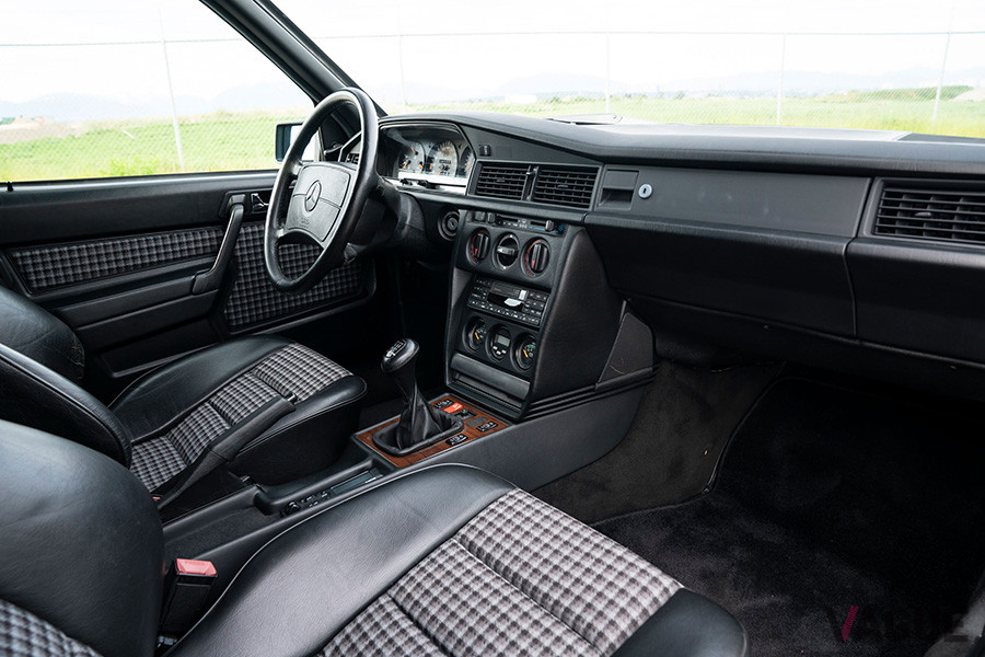 「190E 2.5-16エボリューション2」のダッシュボード（C）2020 Courtesy of RM Sotheby's