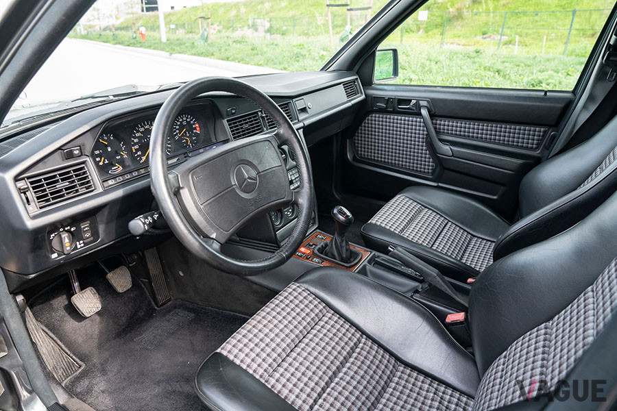 「190E 2.5-16エボリューション2」の運転席まわり（C）2020 Courtesy of RM Sotheby's