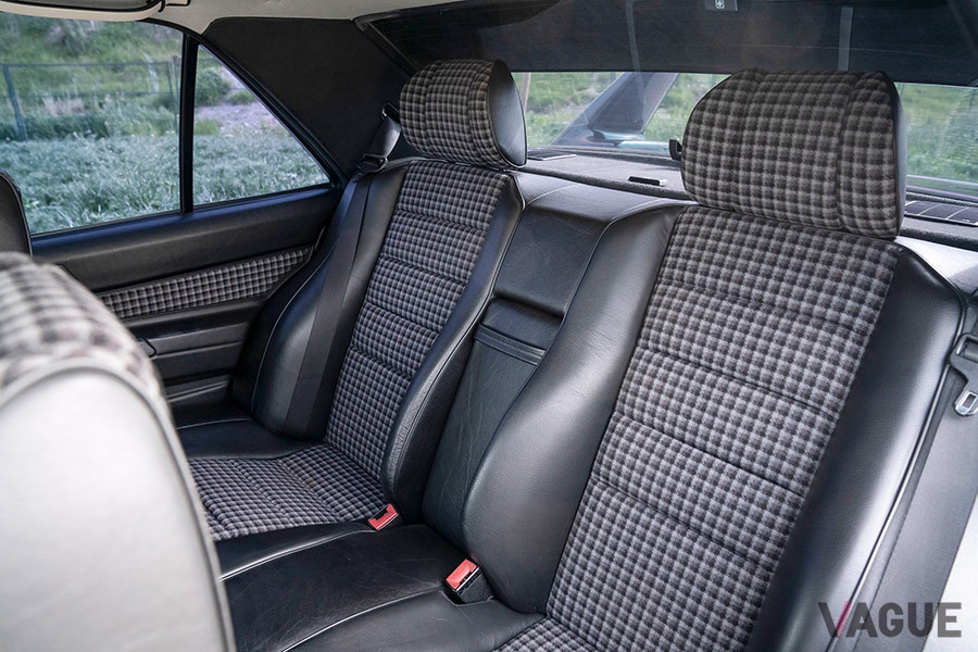 「190E 2.5-16エボリューション2」のリアシート（C）2020 Courtesy of RM Sotheby's
