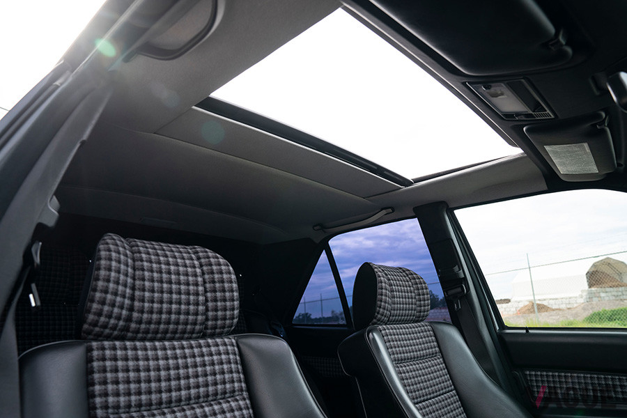 「190E 2.5-16エボリューション2」には、サンルーフも装備された（C）2020 Courtesy of RM Sotheby's