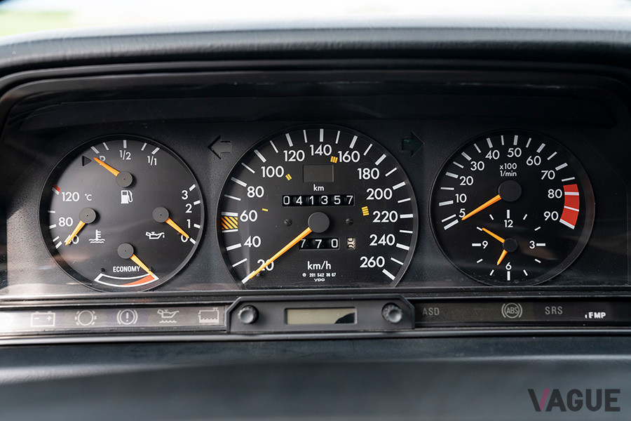 「190E 2.5-16エボリューション2」のメーターパネル（C）2020 Courtesy of RM Sotheby's