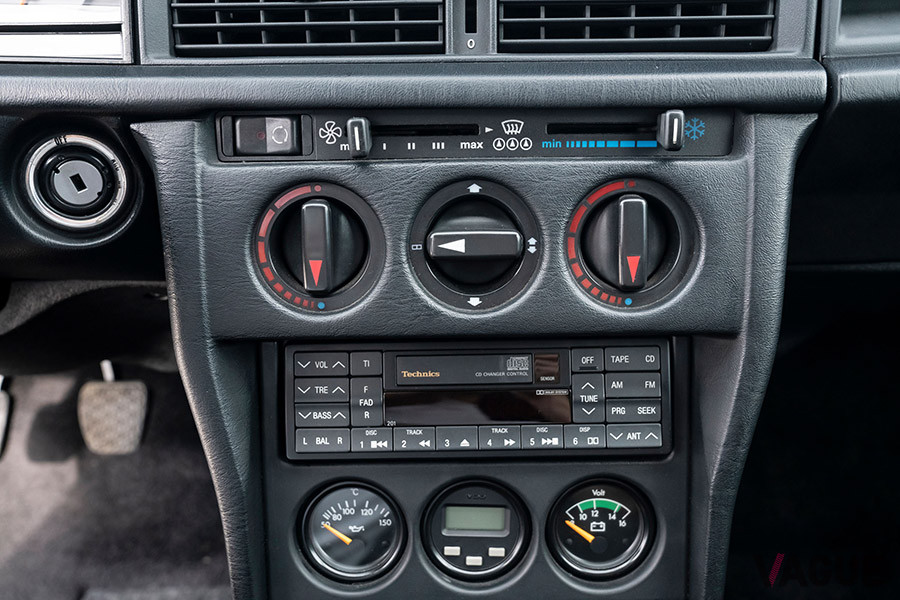 油温計や電圧計もセットされた（C）2020 Courtesy of RM Sotheby's