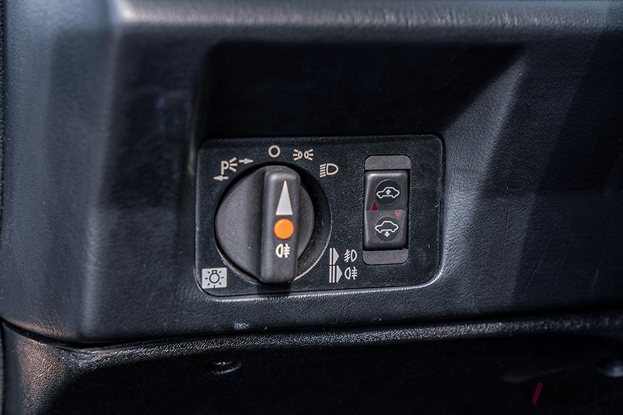 ヘッドライトなどの調整ダイアル（C）2020 Courtesy of RM Sotheby's