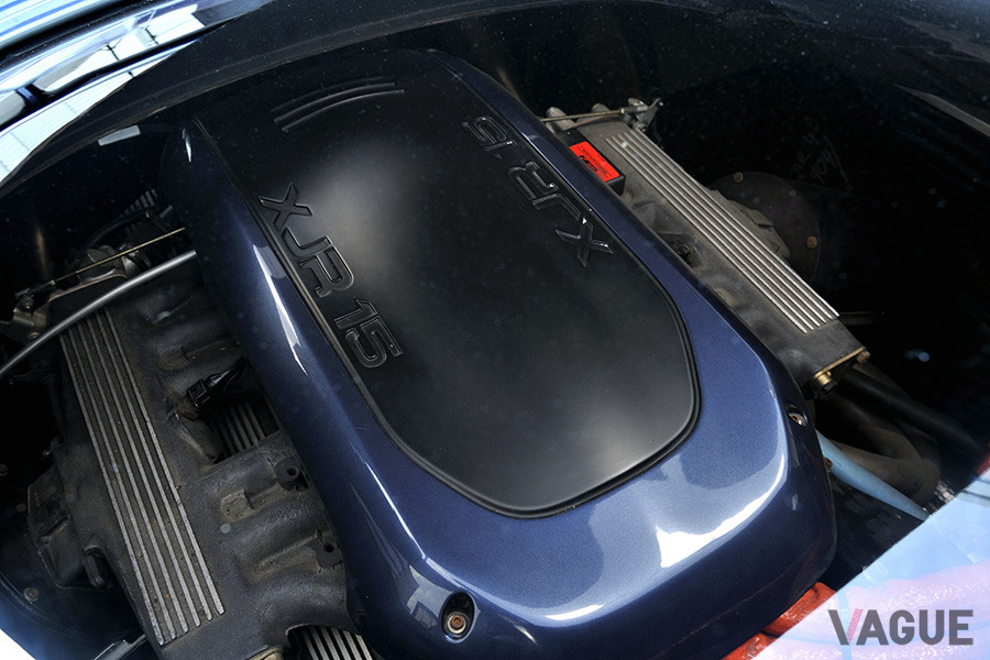 リアミッドに搭載されたジャガー製6リッターV12は、450psを発揮