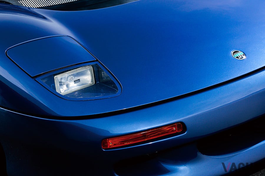 同時期に登場したジャガーXJ220がV6ツインターボを載せたのに対して、XJR-15はV型12気筒エンジンを搭載