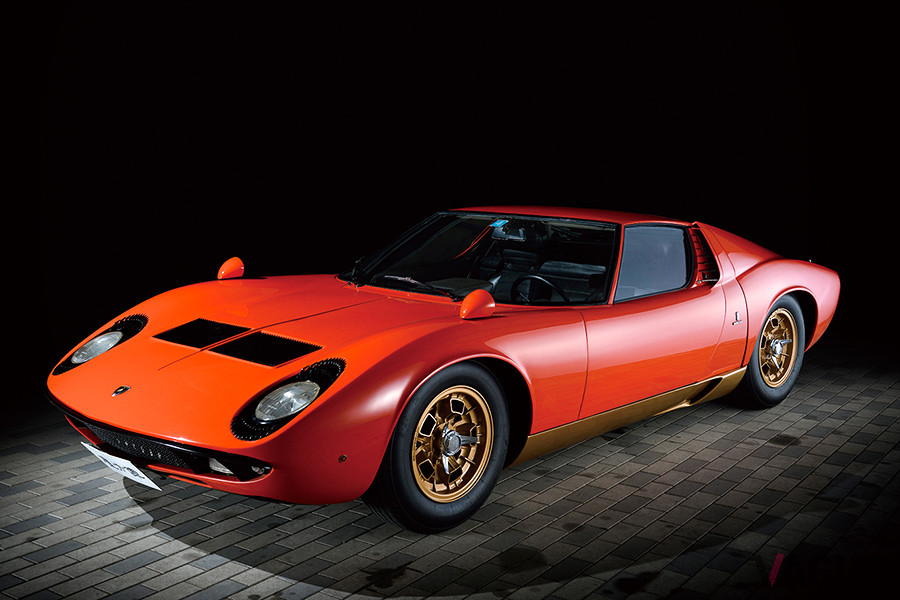 シャシの発表から1年後となる1966年に登場したランボルギーニ初のミドシップカー。ベルトーネ社により設計・製作された