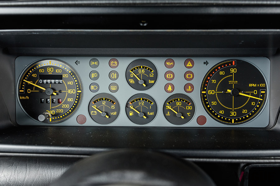 円形が規則正しく配列されているメーターパネル（C）2020 Courtesy of RM Sotheby's