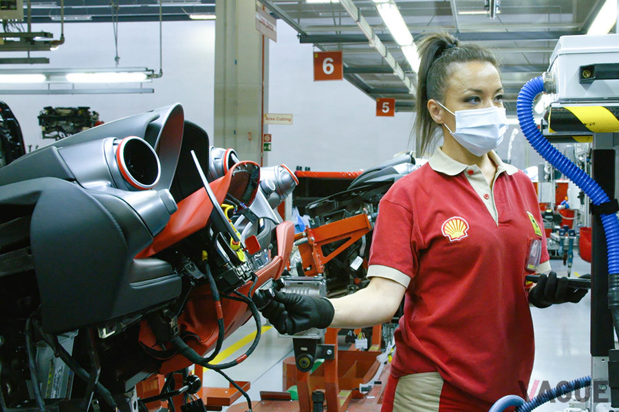 レザーの縫製などに限らず、組立ラインでも女性が活躍している