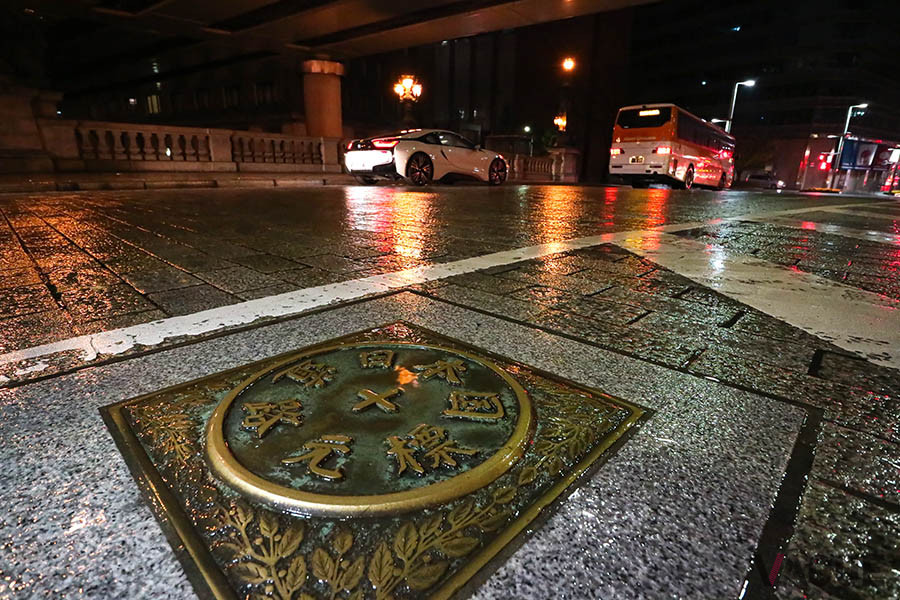 「日本国道路元標」。複製は、日本橋側にモニュメントされている