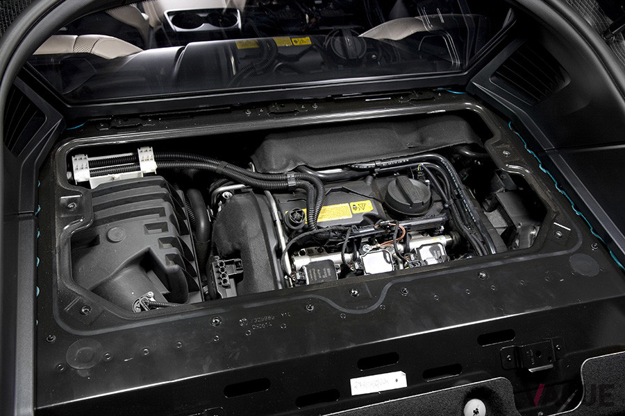 リアミッドに搭載されている3気筒エンジン。スポーツカーやスーパーカーが、気筒数で語られない時代もまもなくやってきそうです