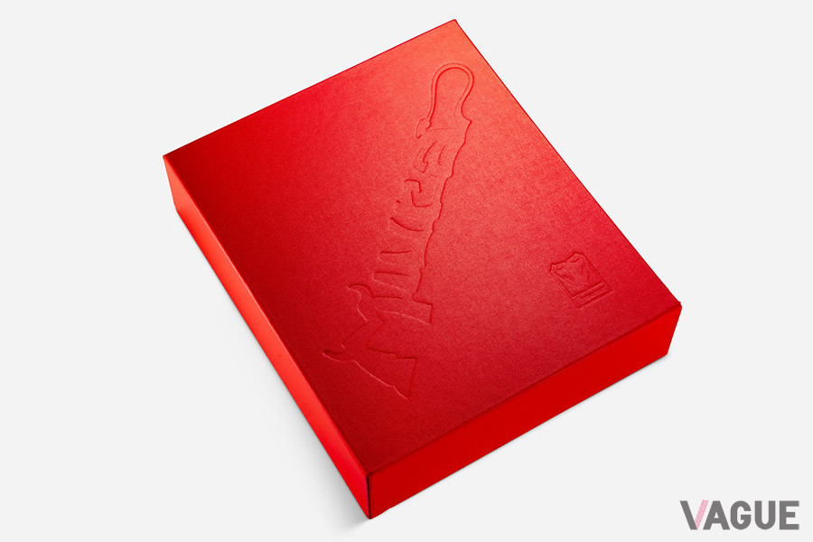 「The Lamborghini MIURA Register」は、「Miura」のロゴが型押されたスリップケースに収められる