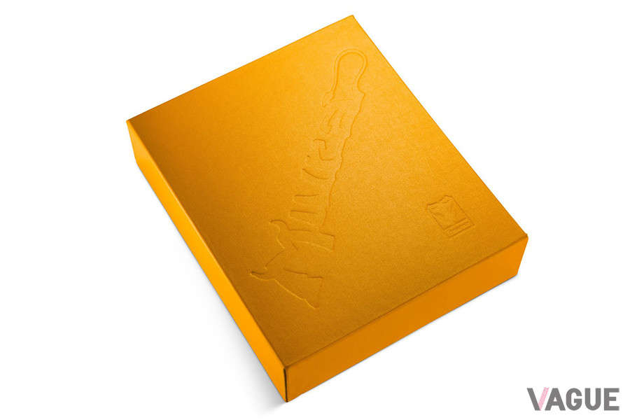 「The Lamborghini MIURA Register」は、「Miura」のロゴが型押されたスリップケースに収められる