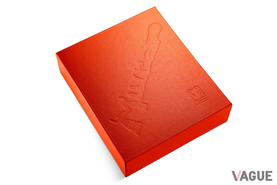 「The Lamborghini MIURA Register」は、「Miura」のロゴが型押されたスリップケースに収められる