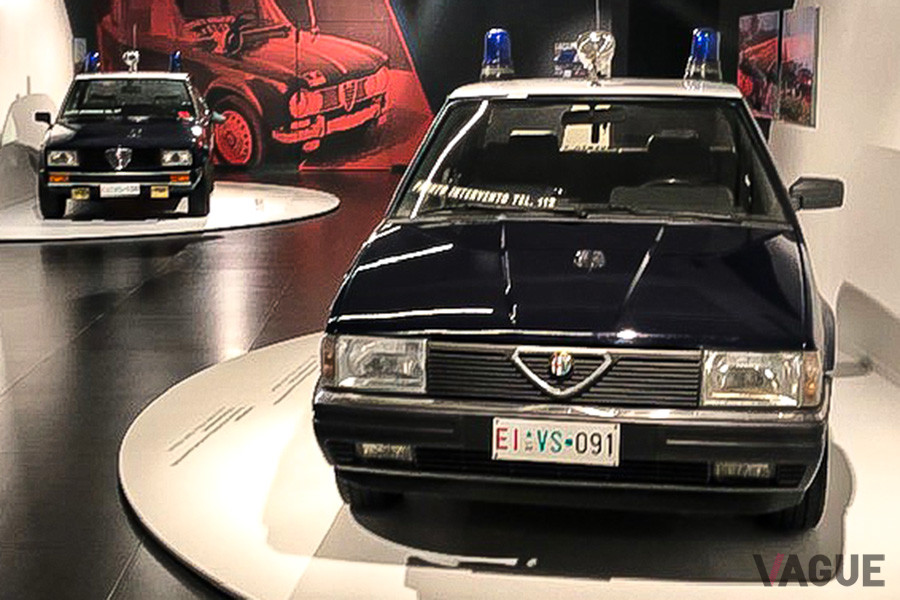 カラビニエーリ車の展示コーナー、手前が「75」、その向こうに「アルフェッタ」