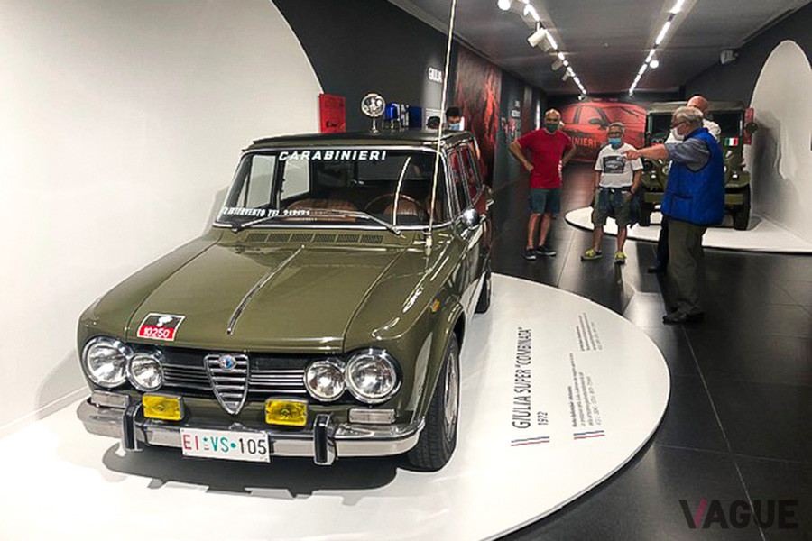「ジュリア」のステーションワゴン、「コンビナータ」のカラビニエリ車