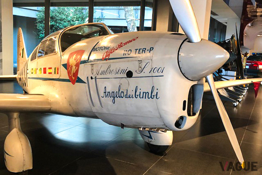 倒立4気筒のタイプ110エンジン搭載のアンブロジーニ・グリフォ機、通称アンジェロ・ディ・ビンビ（子供達の天使号）