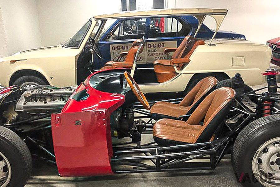 手前は「ジュリアTZ」のカットモデルでチューブラーフレームの構成がよく分かる。向こう側、1965年のサーラガト大統領のアレーゼ工場訪問時に使われたカロッツェリア・コッリによるジュリアベースのオープンカー