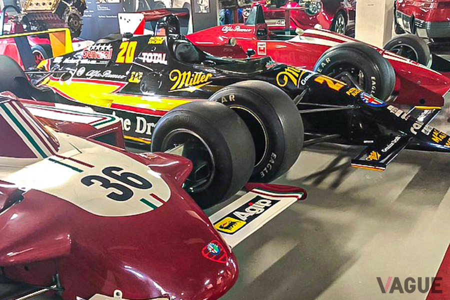オープンホイールレーシングカー、手前から1977年のF1カー「177」、1991年のインディーカー「ローラT91/00アルファロメオ」、そしてアルファエンジン搭載のF3
