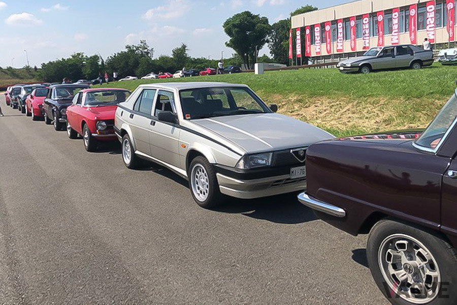 ミニサーキットに並ぶアルファたち。そろそろスタート