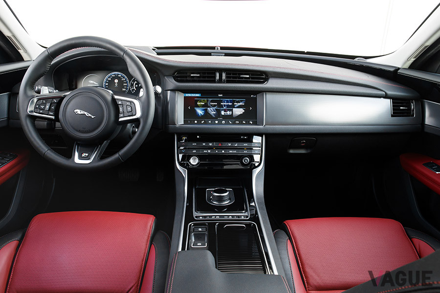ジャガー「XF SPORTBRAKE」のコックピット