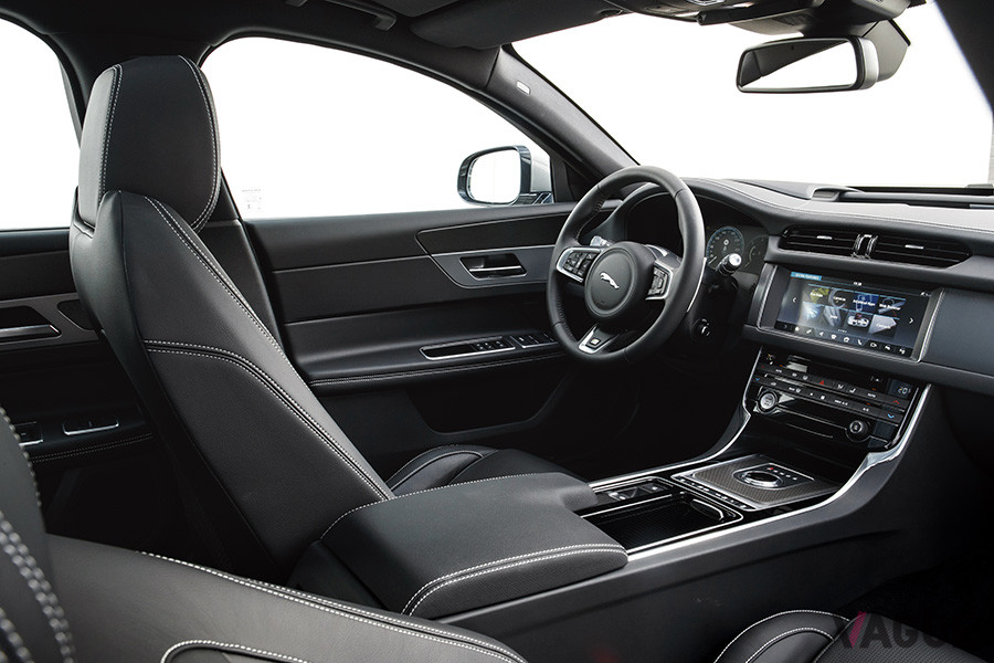 ジャガー「XF SPORTBRAKE」のコックピット