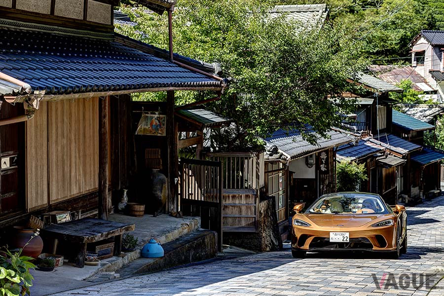 岡部宿の手前にある宇津ノ谷。クルマでは通行できないが、明治時代のレンガ造りの宇津ノ谷隧道が有名だ