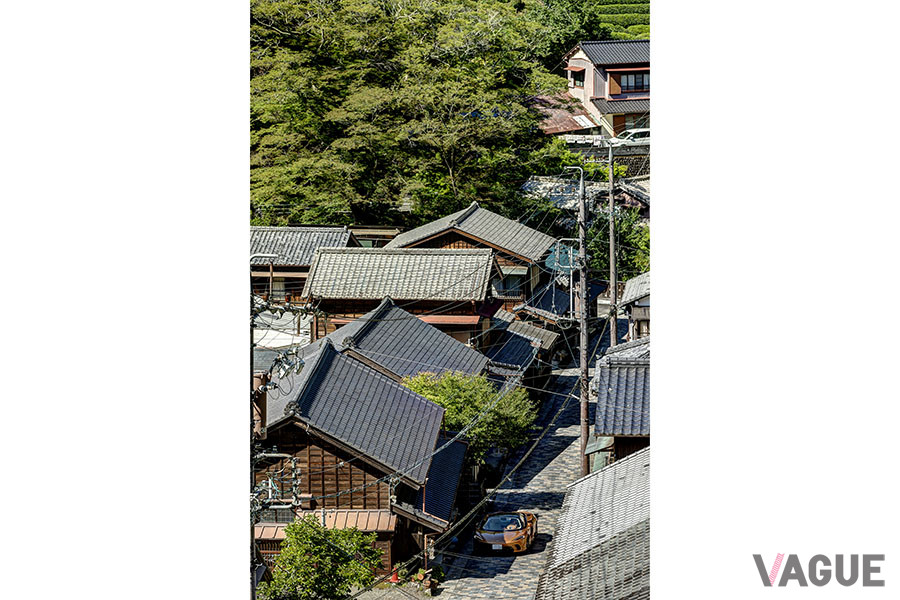 宇津ノ谷は、東海道旧道の往時の姿を偲ばせる道が残っている