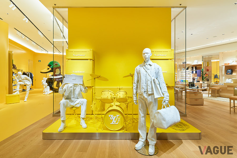 スピーカーやドラムセットをイメージしたインスタレーションで迎えてくれる