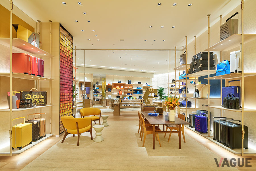 トラベルコーナーでは、ネームタグやレザーグッズにホットスタンピングサービスが受けられる