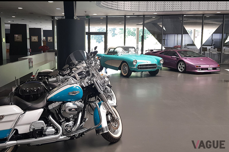 手前に並んでいるのは3台のハーレーダビットソン
