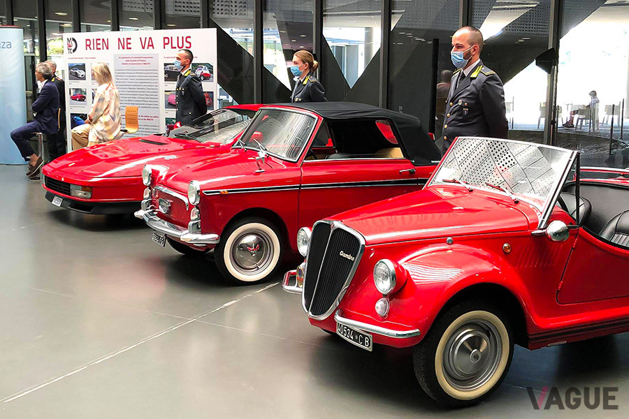 真っ赤なクルマが3台並ぶ。フェラーリテスタロッサ、ビアンキーナ・カブリオレ、フィアット500 Gamine。横にはしっかりと財務警備隊が立っている