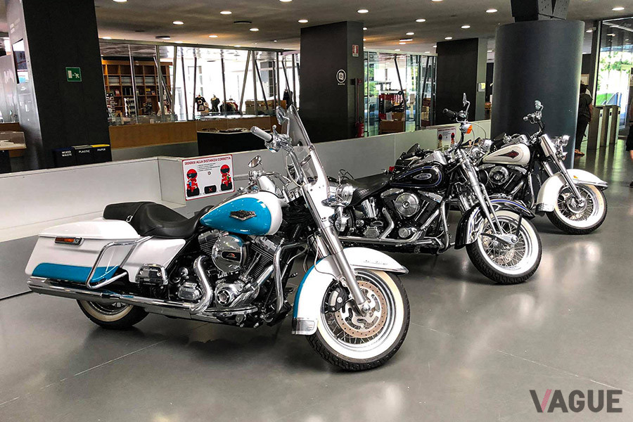 左からハーレーダビッドソン「FL3 Road King, immatricolata」、「Heritage Softail」「Custom」