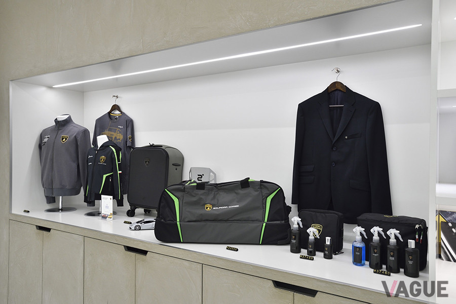 ショールームでは、ランボルギーニのメンズウェアやメンテナンスキットを購入可能